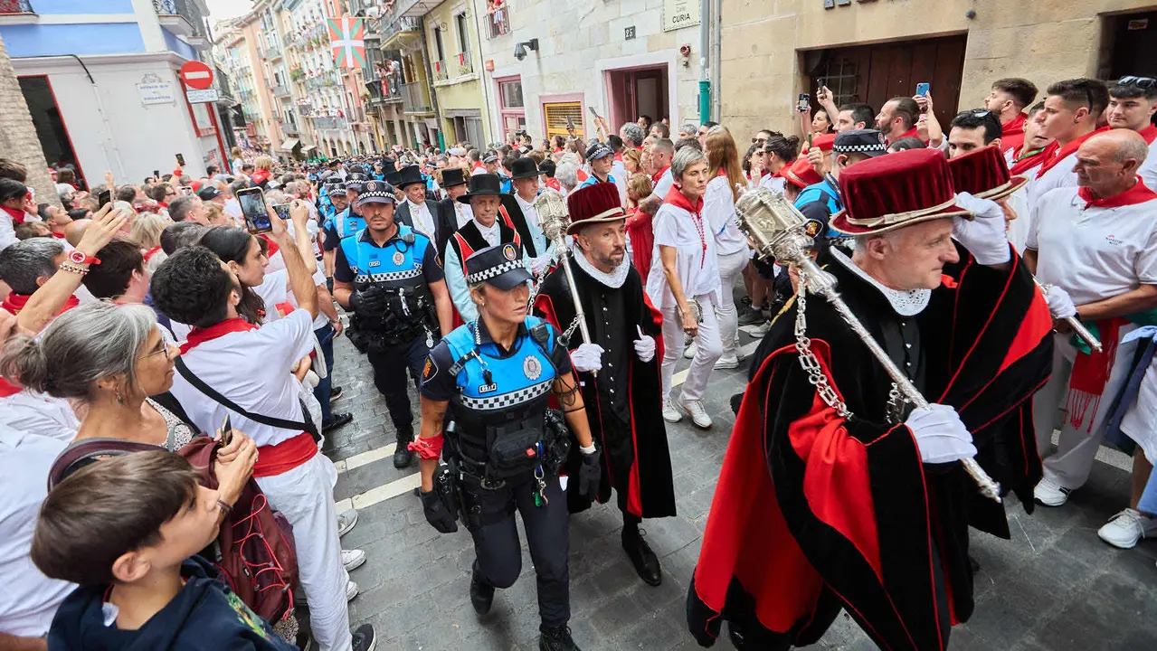 Vuelta de la procesión de San Fermín 2025 por la calle Curia hacia la Catedral de Pamplona. NAVARRA.COM