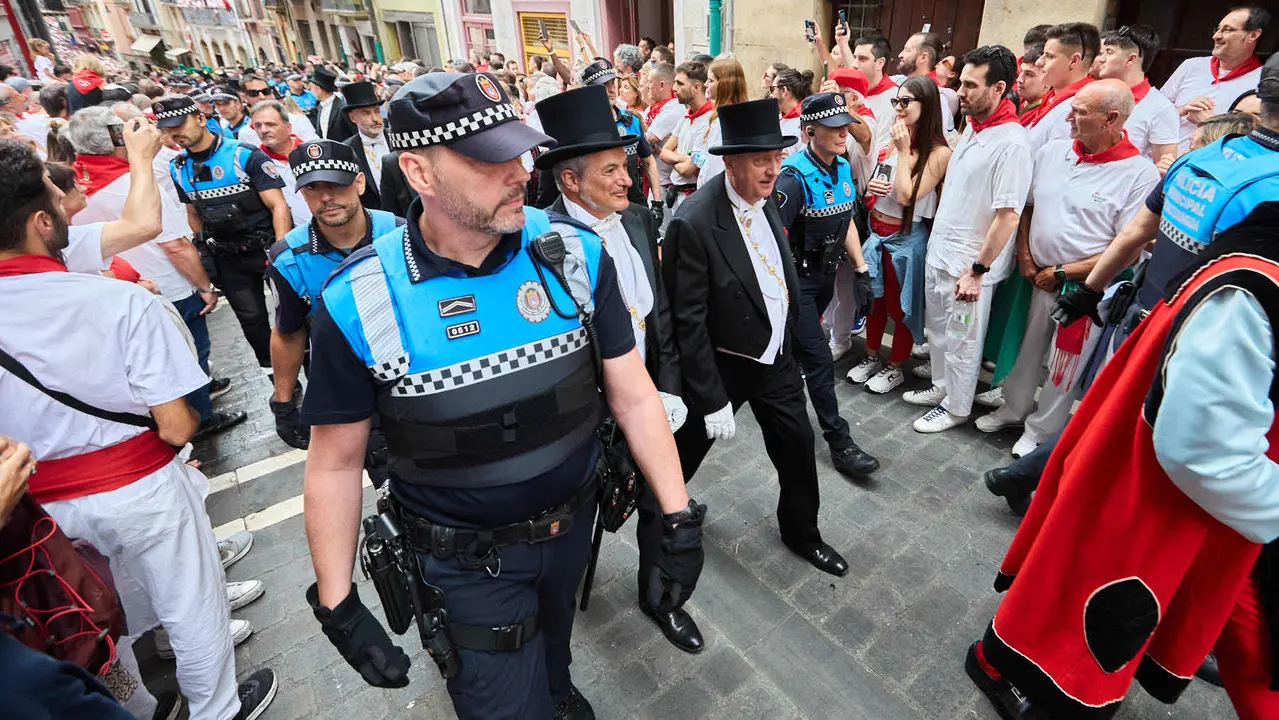 Vuelta de la procesión de San Fermín 2025 por la calle Curia hacia la Catedral de Pamplona. NAVARRA.COM