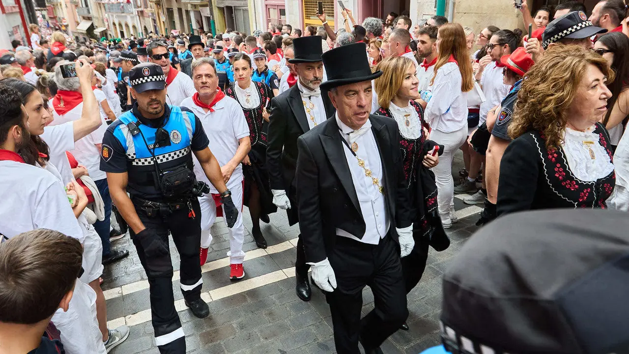 Vuelta de la procesión de San Fermín 2025 por la calle Curia hacia la Catedral de Pamplona. NAVARRA.COM