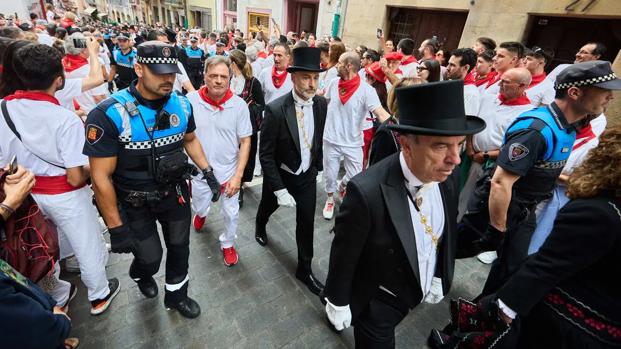 Vuelta de la procesión de San Fermín 2025 por la calle Curia hacia la Catedral de Pamplona. NAVARRA.COM