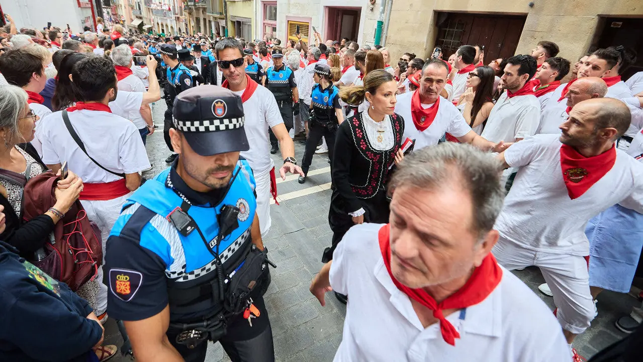 Vuelta de la procesión de San Fermín 2025 por la calle Curia hacia la Catedral de Pamplona. NAVARRA.COM