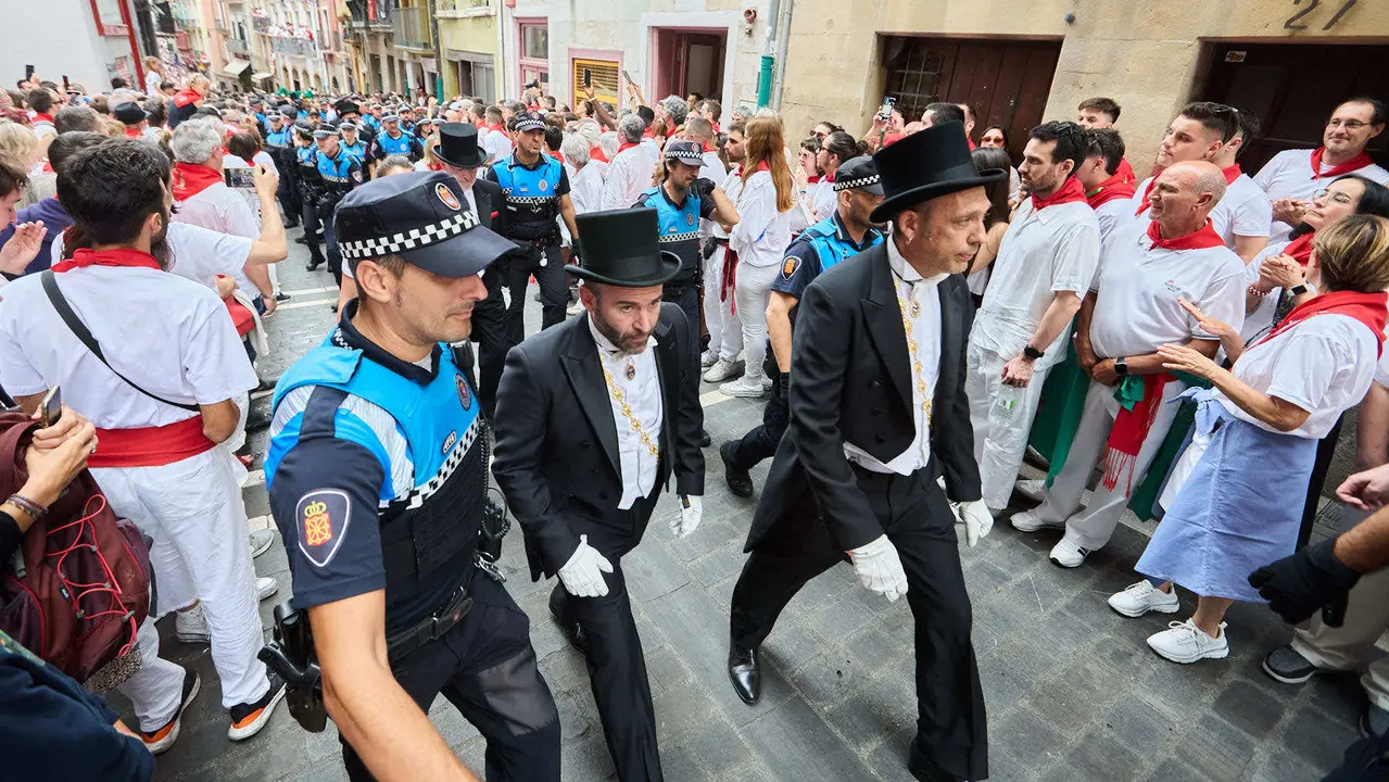 Vuelta de la procesión de San Fermín 2025 por la calle Curia hacia la Catedral de Pamplona. NAVARRA.COM