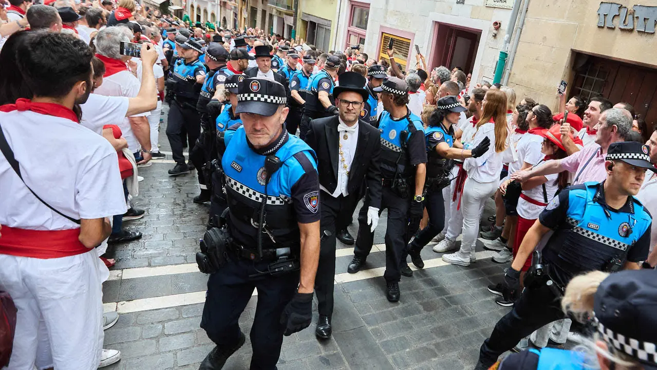 Vuelta de la procesión de San Fermín 2025 por la calle Curia hacia la Catedral de Pamplona. NAVARRA.COM