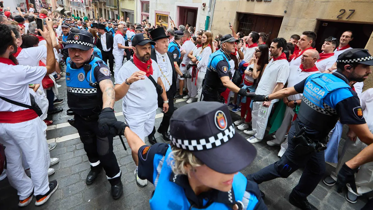 Vuelta de la procesión de San Fermín 2025 por la calle Curia hacia la Catedral de Pamplona. NAVARRA.COM