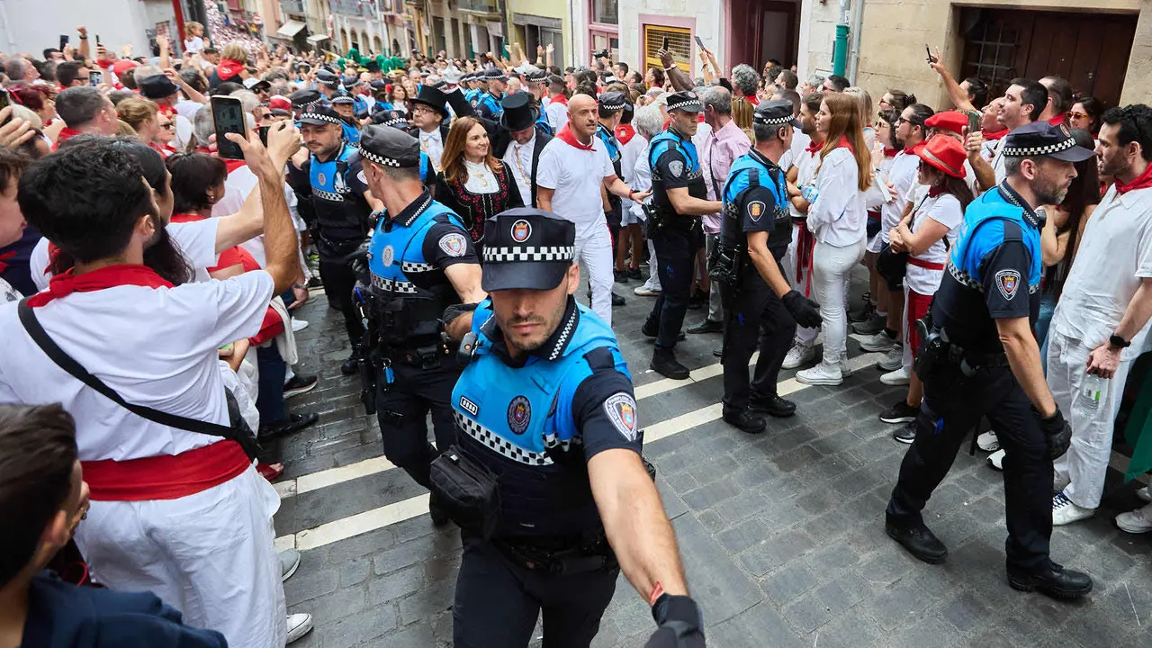 Vuelta de la procesión de San Fermín 2025 por la calle Curia hacia la Catedral de Pamplona. NAVARRA.COM