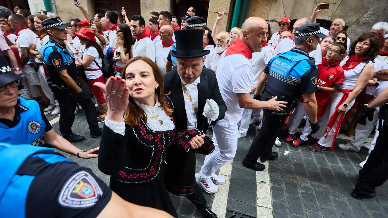 Vuelta de la procesión de San Fermín 2025 por la calle Curia hacia la Catedral de Pamplona. NAVARRA.COM