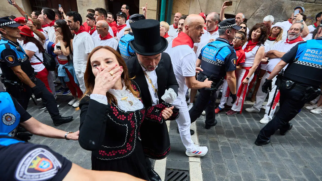 Vuelta de la procesión de San Fermín 2025 por la calle Curia hacia la Catedral de Pamplona. NAVARRA.COM