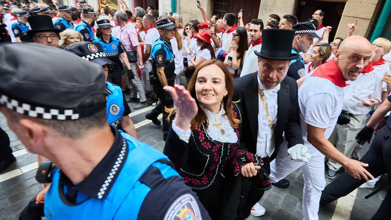 Vuelta de la procesión de San Fermín 2025 por la calle Curia hacia la Catedral de Pamplona. NAVARRA.COM