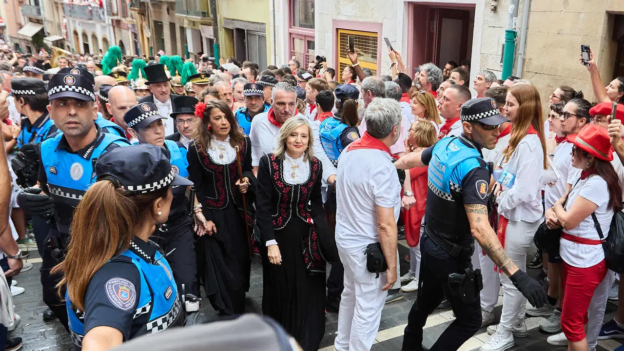 Vuelta de la procesión de San Fermín 2025 por la calle Curia hacia la Catedral de Pamplona. NAVARRA.COM