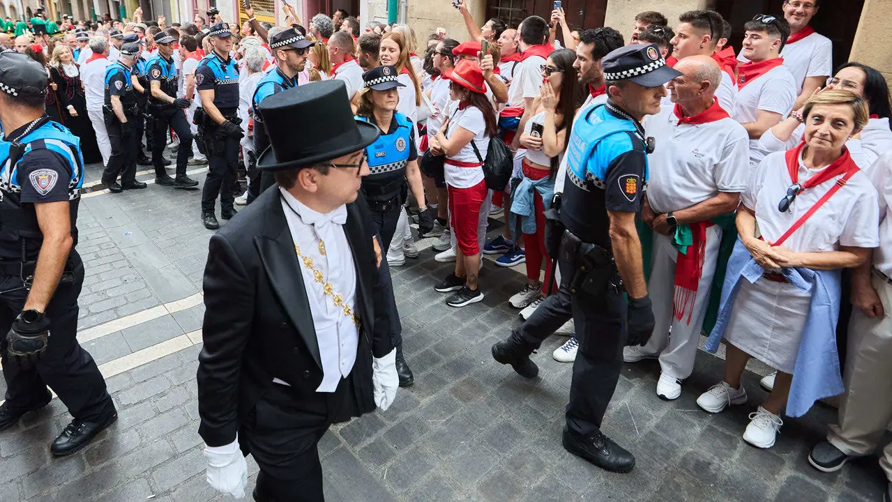 Vuelta de la procesión de San Fermín 2025 por la calle Curia hacia la Catedral de Pamplona. NAVARRA.COM