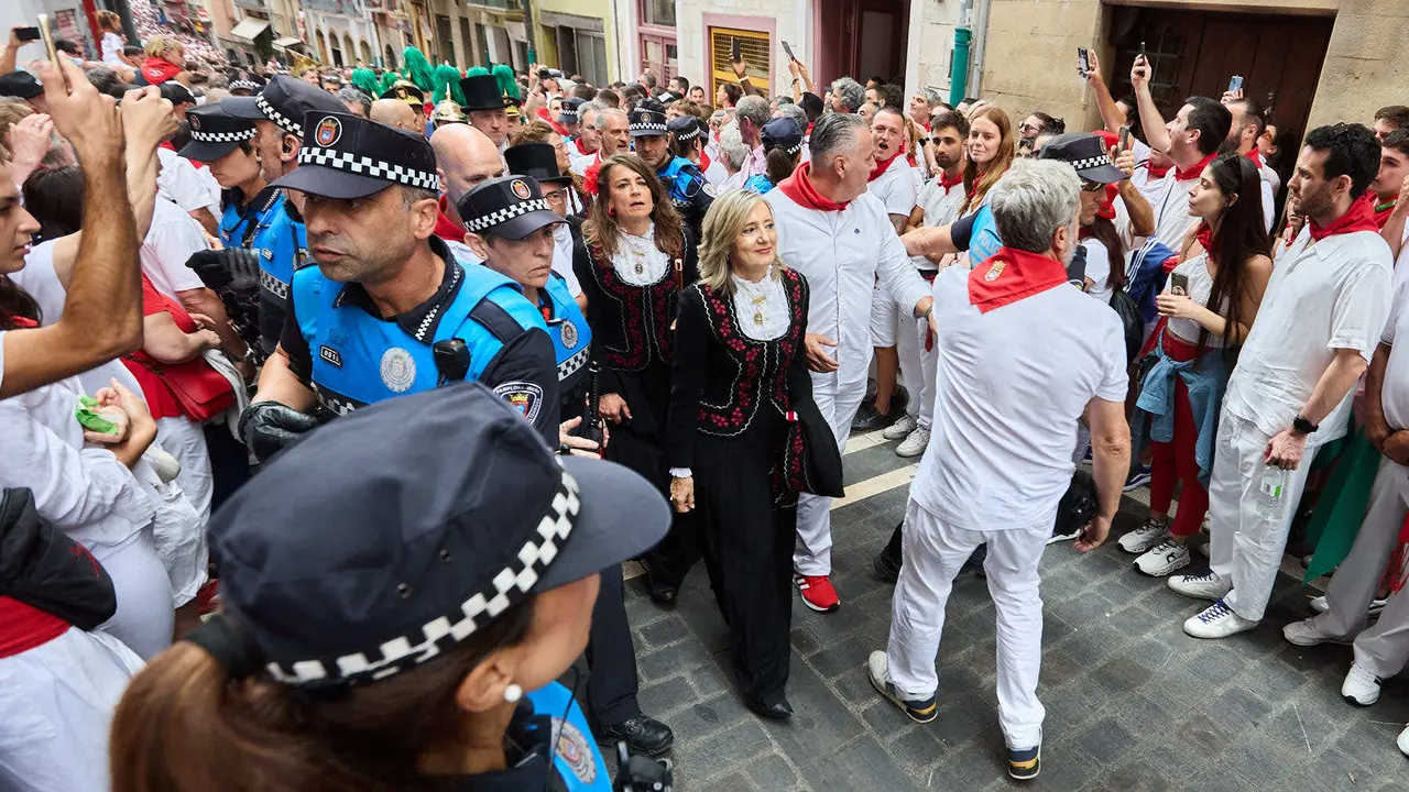 Vuelta de la procesión de San Fermín 2025 por la calle Curia hacia la Catedral de Pamplona. NAVARRA.COM