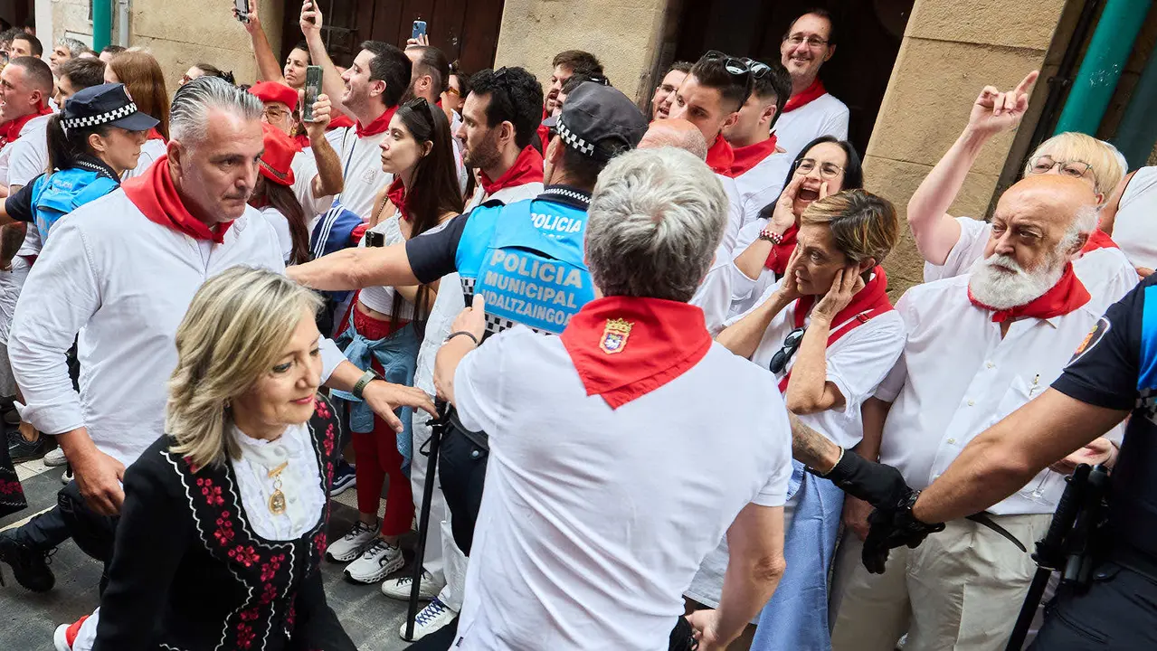 Vuelta de la procesión de San Fermín 2025 por la calle Curia hacia la Catedral de Pamplona. NAVARRA.COM