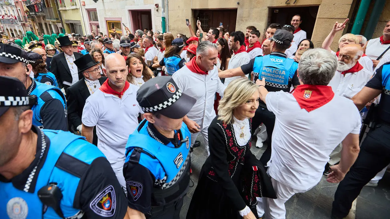 Vuelta de la procesión de San Fermín 2025 por la calle Curia hacia la Catedral de Pamplona. NAVARRA.COM