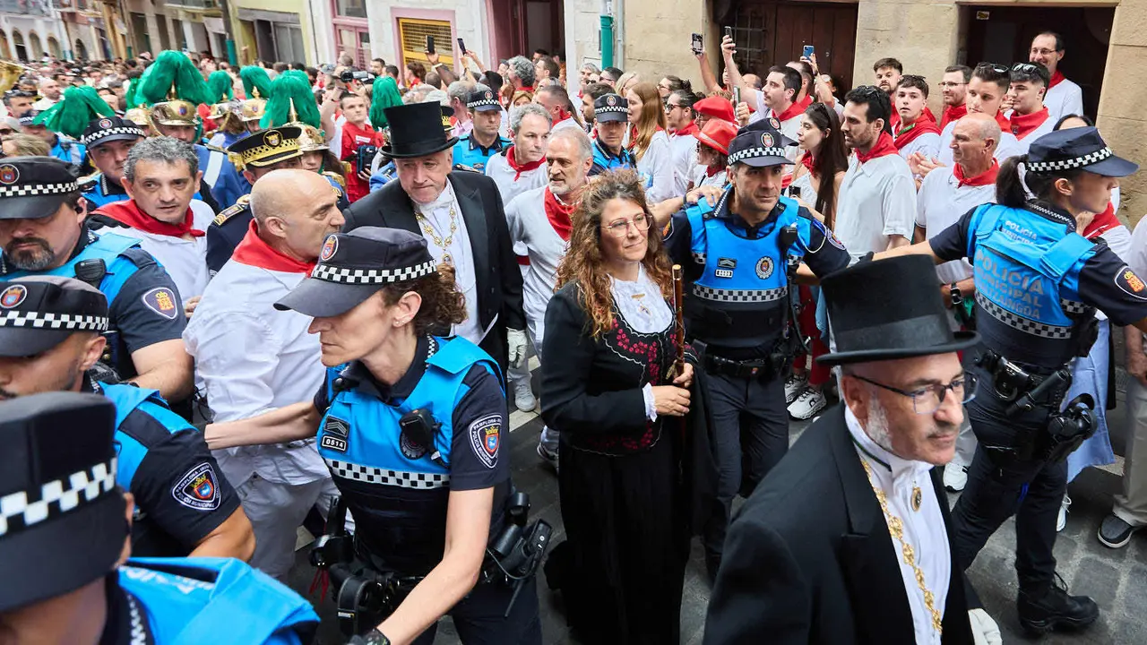 Vuelta de la procesión de San Fermín 2025 por la calle Curia hacia la Catedral de Pamplona. NAVARRA.COM