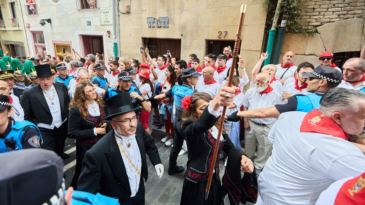 Vuelta de la procesión de San Fermín 2025 por la calle Curia hacia la Catedral de Pamplona. NAVARRA.COM