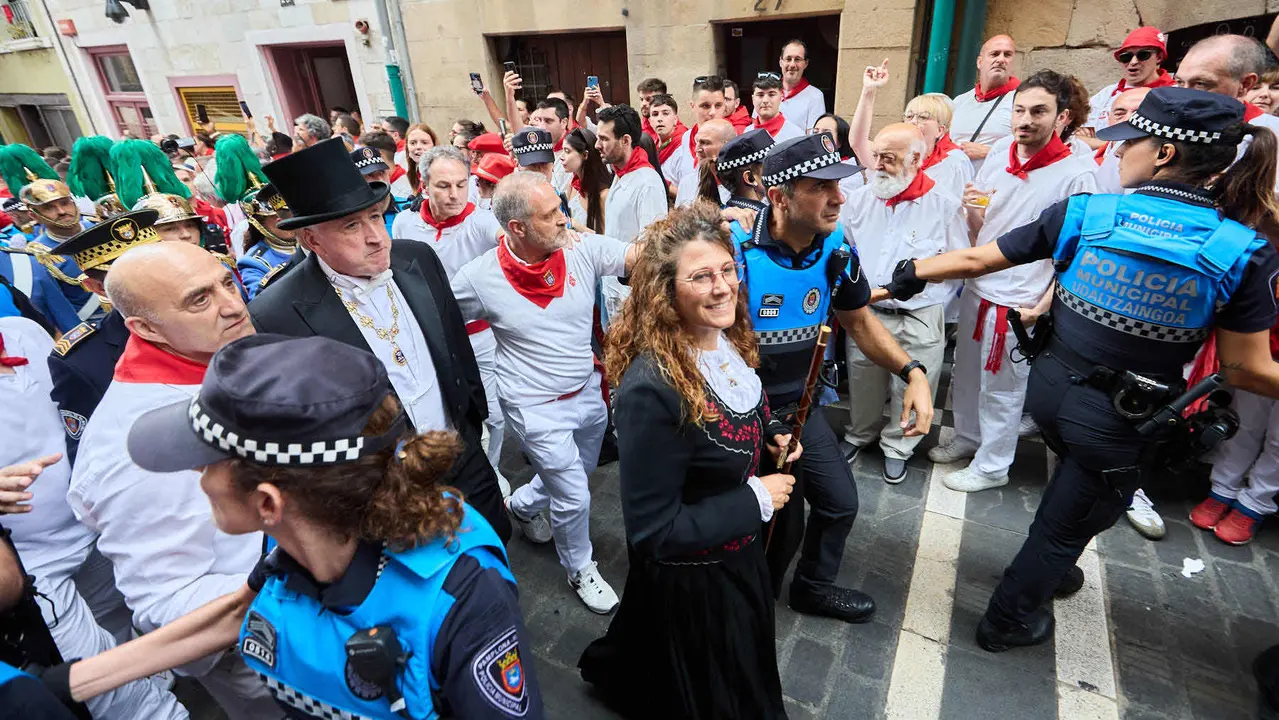 Vuelta de la procesión de San Fermín 2025 por la calle Curia hacia la Catedral de Pamplona. NAVARRA.COM