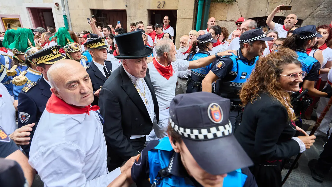 Vuelta de la procesión de San Fermín 2025 por la calle Curia hacia la Catedral de Pamplona. NAVARRA.COM