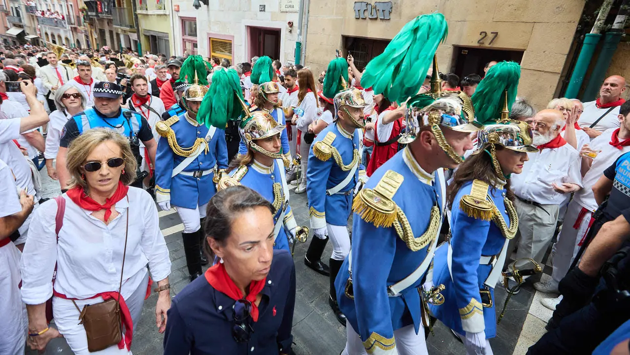 Vuelta de la procesión de San Fermín 2025 por la calle Curia hacia la Catedral de Pamplona. NAVARRA.COM