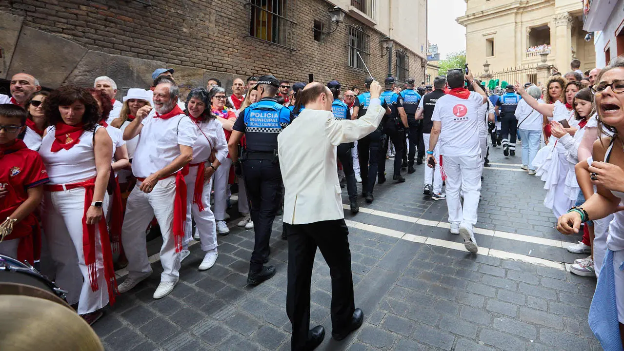 Vuelta de la procesión de San Fermín 2025 por la calle Curia hacia la Catedral de Pamplona. NAVARRA.COM
