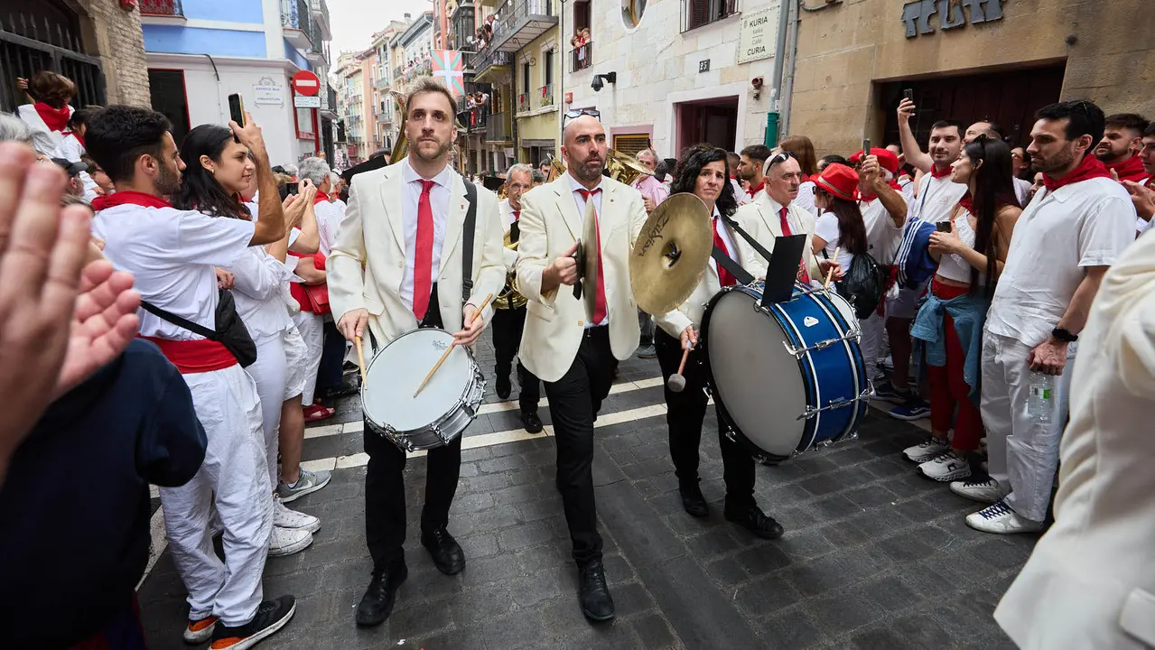 Vuelta de la procesión de San Fermín 2025 por la calle Curia hacia la Catedral de Pamplona. NAVARRA.COM