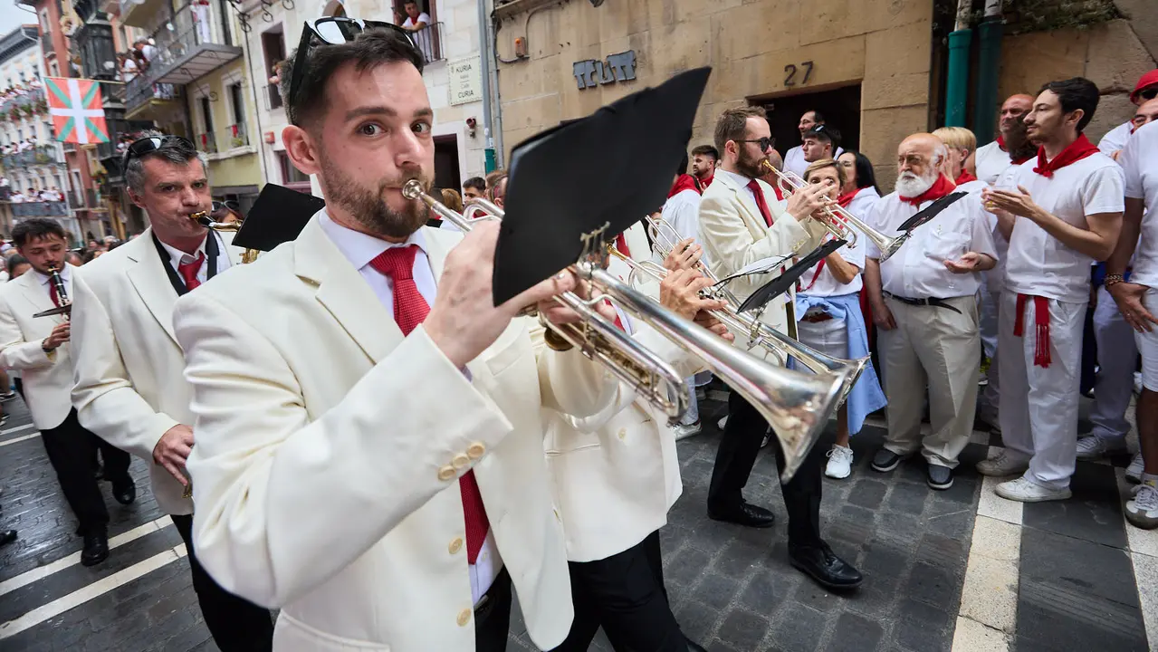 Vuelta de la procesión de San Fermín 2025 por la calle Curia hacia la Catedral de Pamplona. NAVARRA.COM