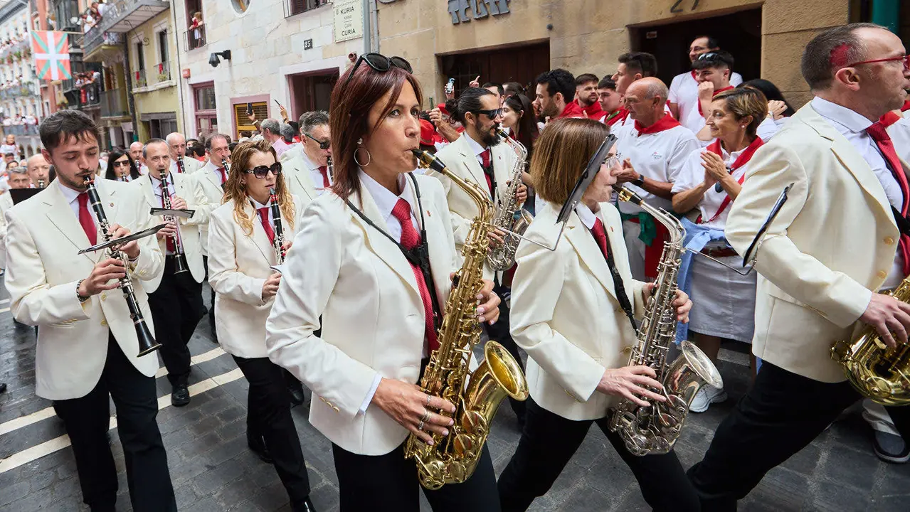 Vuelta de la procesión de San Fermín 2025 por la calle Curia hacia la Catedral de Pamplona. NAVARRA.COM