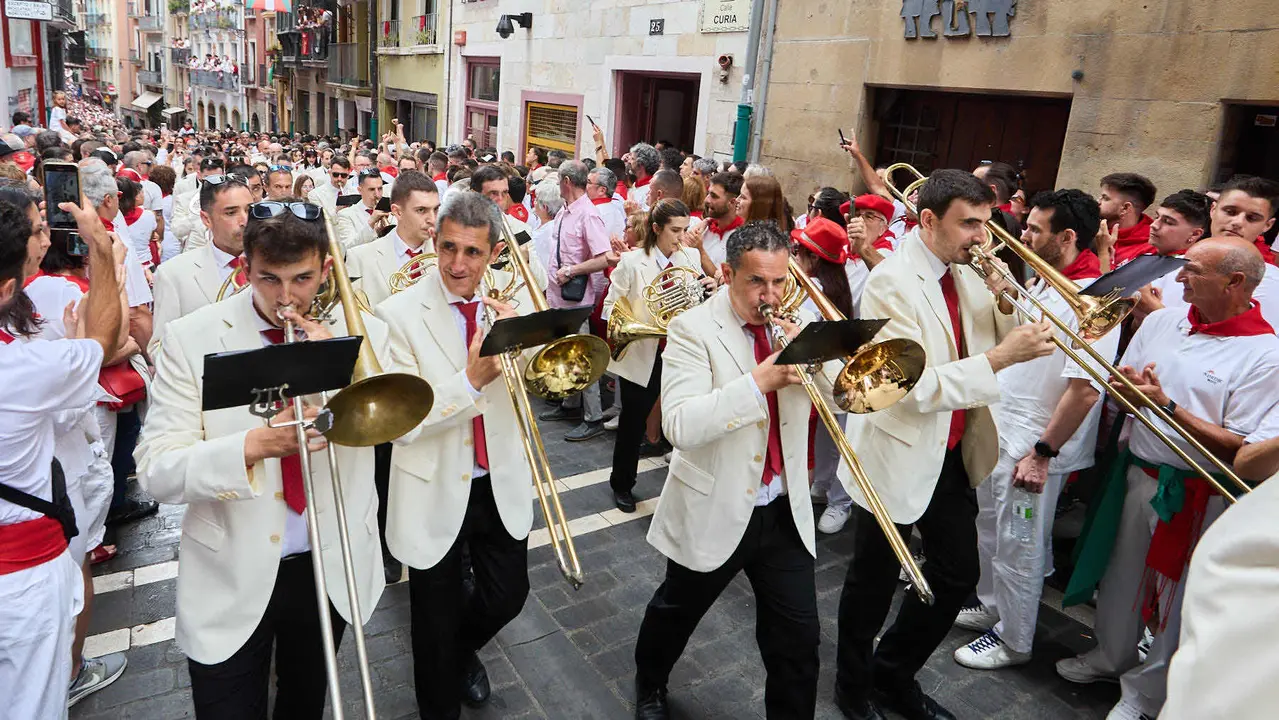 Vuelta de la procesión de San Fermín 2025 por la calle Curia hacia la Catedral de Pamplona. NAVARRA.COM