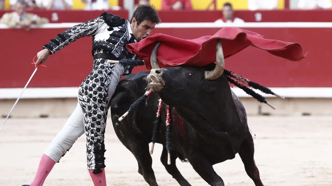 El torero Miguel Angel Perera durante la lidia a su primer toro de la tarde en la tercera de abono de la Feria de Toro de los Sanfermines 2025 con toros de la ganadería gaditana de Fuente Ymbro y en la que comparte cartel con los diestros Alejandro Talavante y Daniel Luque. EFEJesús Diges