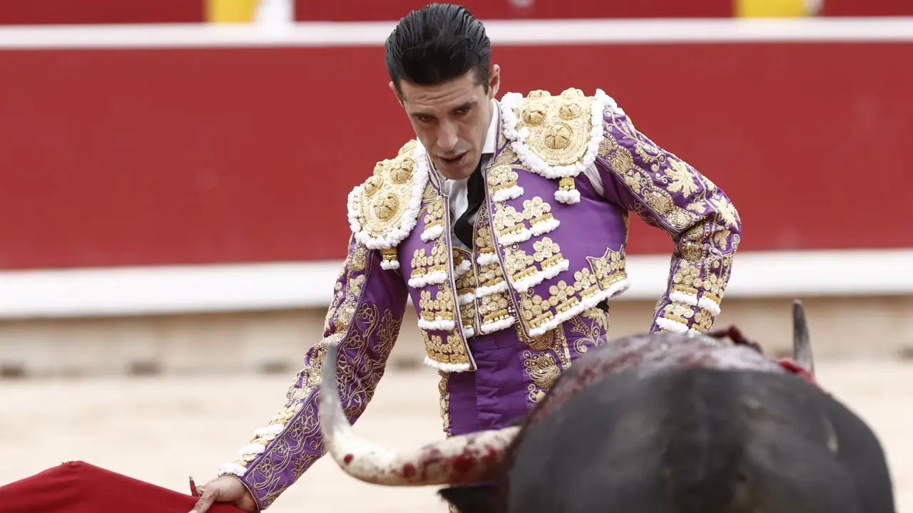 El torero Alejandro Talavante durante la lidia a su primer toro de la tarde en la tercera de abono de la Feria de Toro de los Sanfermines 2025 con toros de la ganadería gaditana de Fuente Ymbro y en la que comparte cartel con los diestros Miguel Angel Perera y Daniel Luque. EFE/Jesús Diges