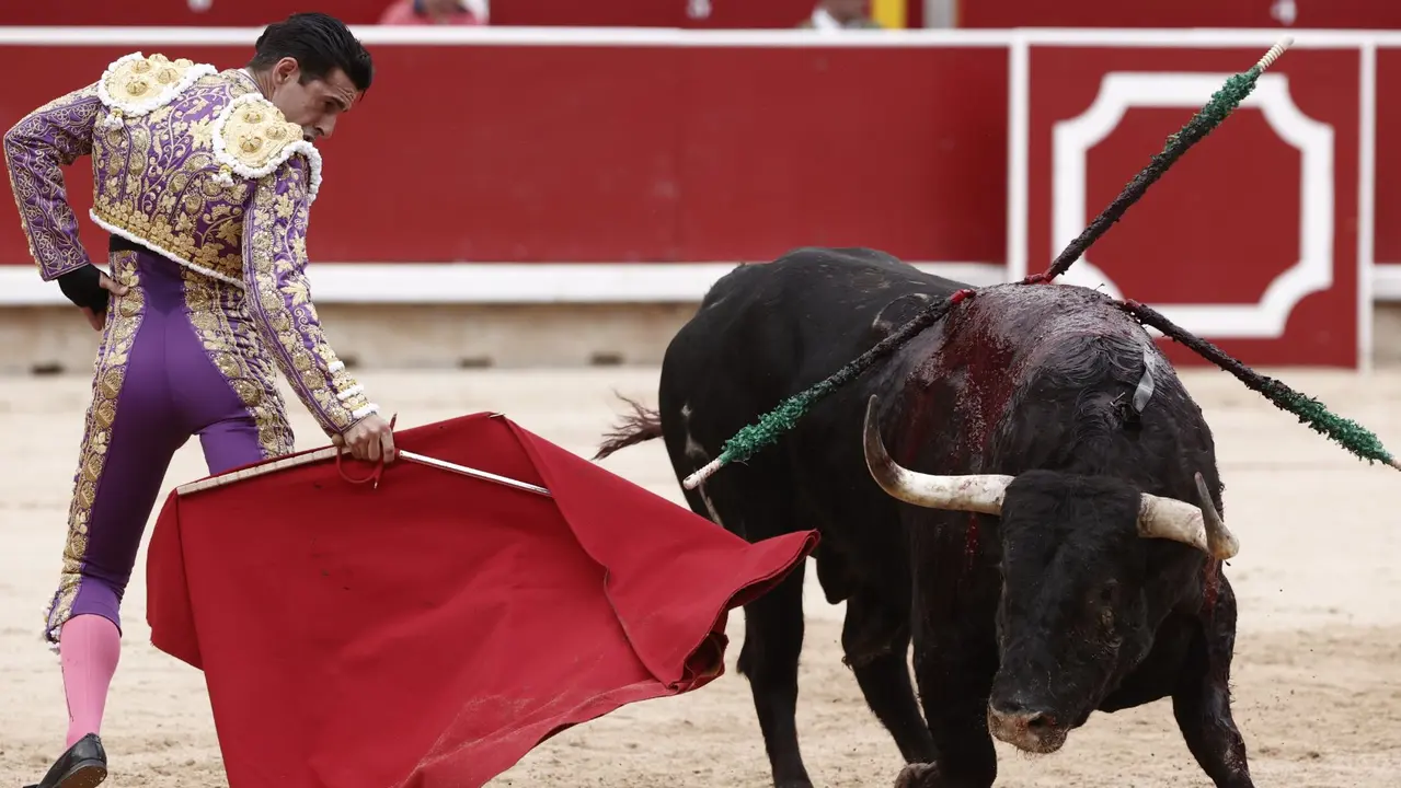 El torero Alejandro Talavante durante la lidia a su primer toro de la tarde en la tercera de abono de la Feria de Toro de los Sanfermines 2025 con toros de la ganadería gaditana de Fuente Ymbro y en la que comparte cartel con los diestros Miguel Angel Perera y Daniel Luque. EFE/Jesús Diges