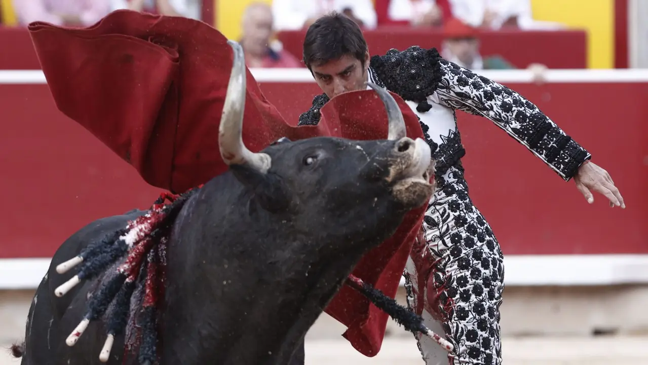 El torero Miguel Angel Perera durante la lidia a su primer toro de la tarde en la tercera de abono de la Feria de Toro de los Sanfermines 2025 con toros de la ganadería gaditana de Fuente Ymbro y en la que comparte cartel con los diestros Alejandro Talavante y Daniel Luque. EFEJesús Diges