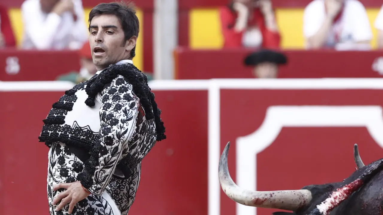 El torero Miguel Angel Perera durante la lidia a su primer toro de la tarde en la tercera de abono de la Feria de Toro de los Sanfermines 2025 con toros de la ganadería gaditana de Fuente Ymbro y en la que comparte cartel con los diestros Alejandro Talavante y Daniel Luque. EFEJesús Diges