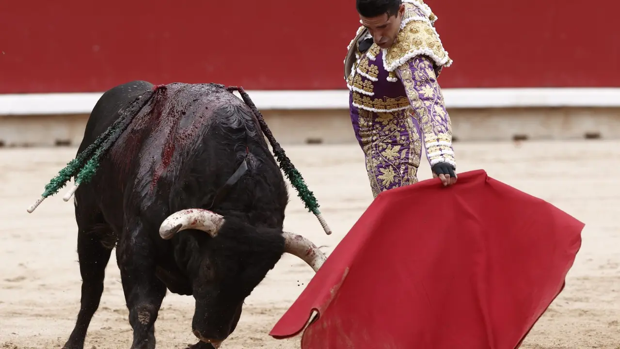 El torero Alejandro Talavante durante la lidia a su primer toro de la tarde en la tercera de abono de la Feria de Toro de los Sanfermines 2025 con toros de la ganadería gaditana de Fuente Ymbro y en la que comparte cartel con los diestros Miguel Angel Perera y Daniel Luque. EFE/Jesús Diges