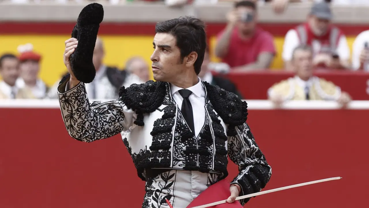 El torero Miguel Angel Perera durante la lidia a su primer toro de la tarde en la tercera de abono de la Feria de Toro de los Sanfermines 2025 con toros de la ganadería gaditana de Fuente Ymbro y en la que comparte cartel con los diestros Alejandro Talavante y Daniel Luque. EFEJesús Diges
