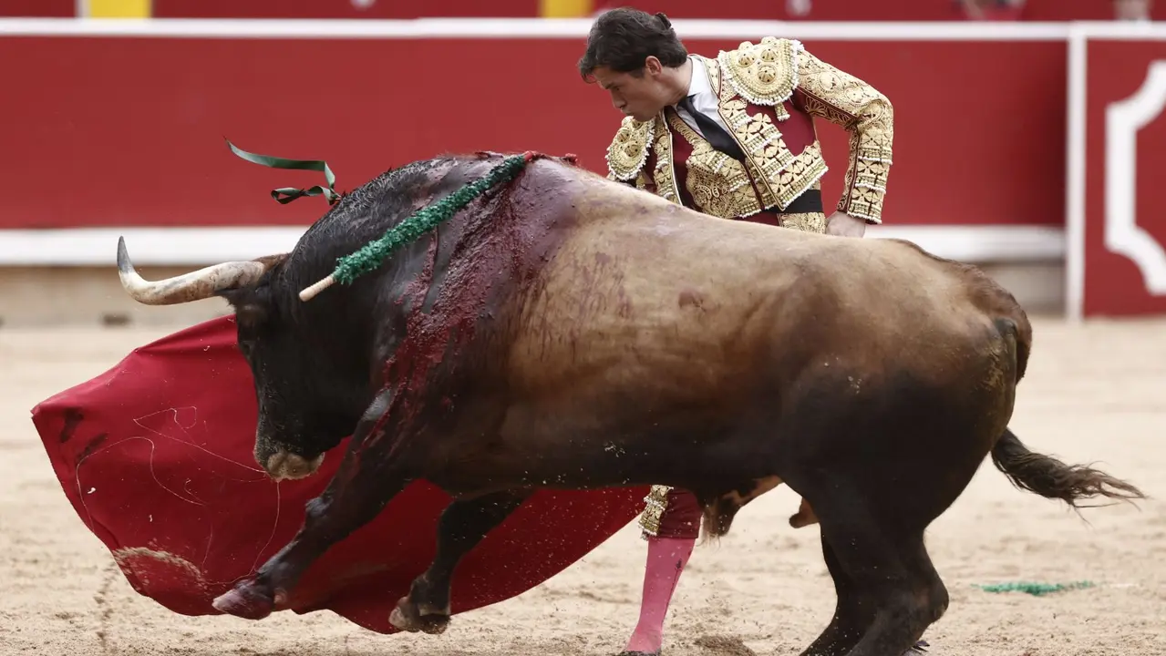 El torero Daniel Luque durante la lidia a su primer toro de la tarde en la tercera de abono de la Feria de Toro de los Sanfermines 2025 con toros de la ganadería gaditana de Fuente Ymbro y en la que comparte cartel con los diestros Miguel Angel Perera y Alejandro Talavante. EFE/Jesús Diges