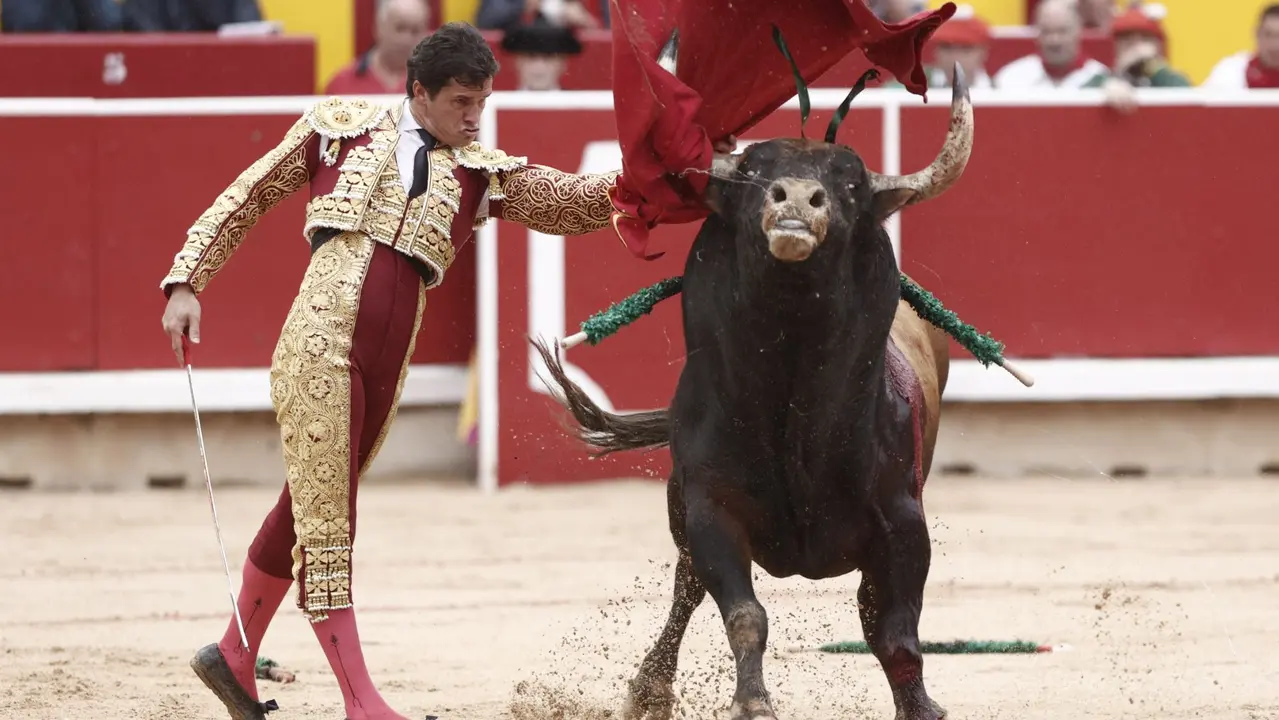 El torero Daniel Luque durante la lidia a su primer toro de la tarde en la tercera de abono de la Feria de Toro de los Sanfermines 2025 con toros de la ganadería gaditana de Fuente Ymbro y en la que comparte cartel con los diestros Miguel Angel Perera y Alejandro Talavante. EFE/Jesús Diges