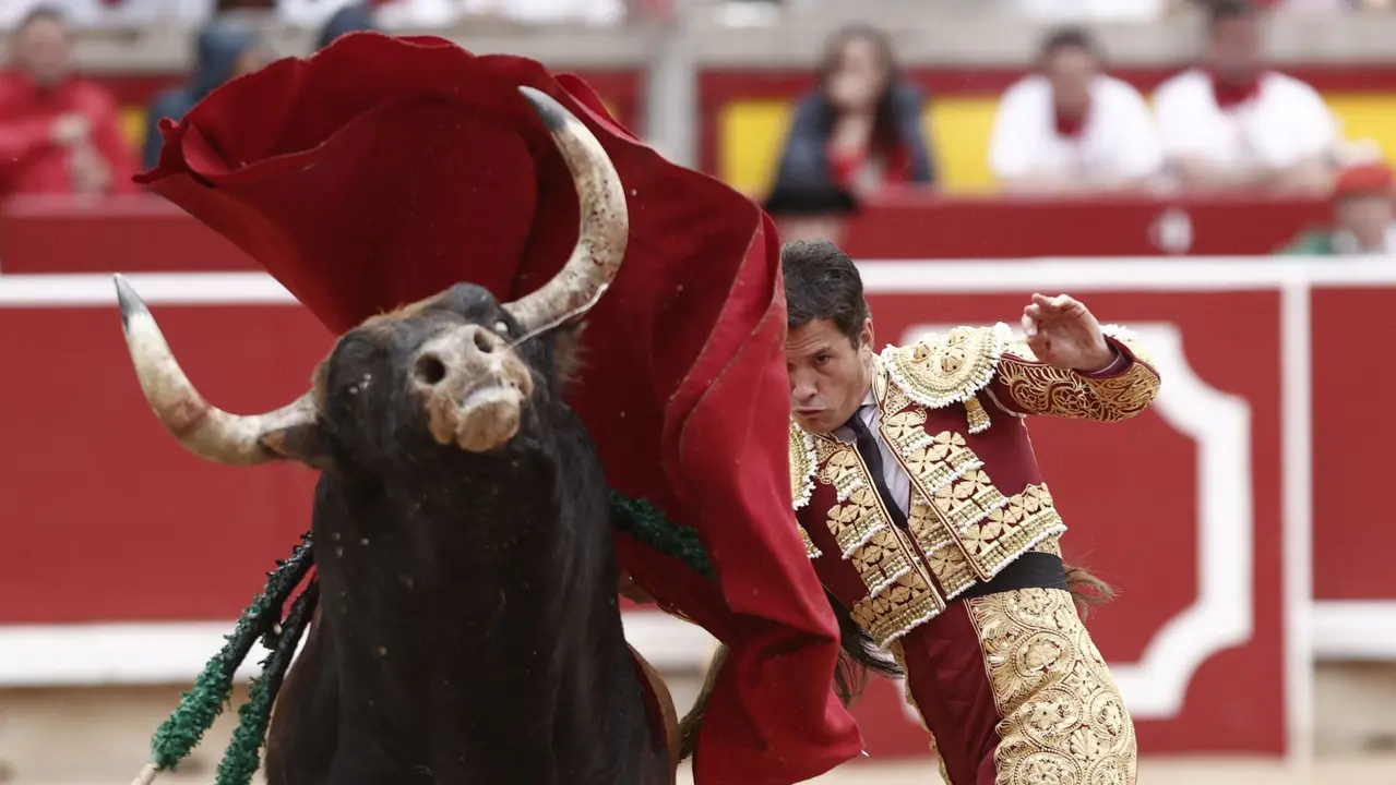 El torero Daniel Luque durante la lidia a su primer toro de la tarde en la tercera de abono de la Feria de Toro de los Sanfermines 2025 con toros de la ganadería gaditana de Fuente Ymbro y en la que comparte cartel con los diestros Miguel Angel Perera y Alejandro Talavante. EFE/Jesús Diges