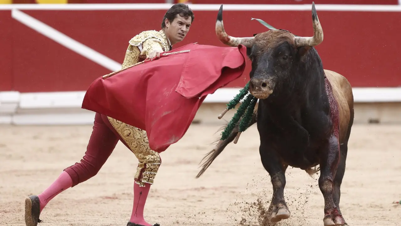 El torero Daniel Luque durante la lidia a su primer toro de la tarde en la tercera de abono de la Feria de Toro de los Sanfermines 2025 con toros de la ganadería gaditana de Fuente Ymbro y en la que comparte cartel con los diestros Miguel Angel Perera y Alejandro Talavante. EFE/Jesús Diges
