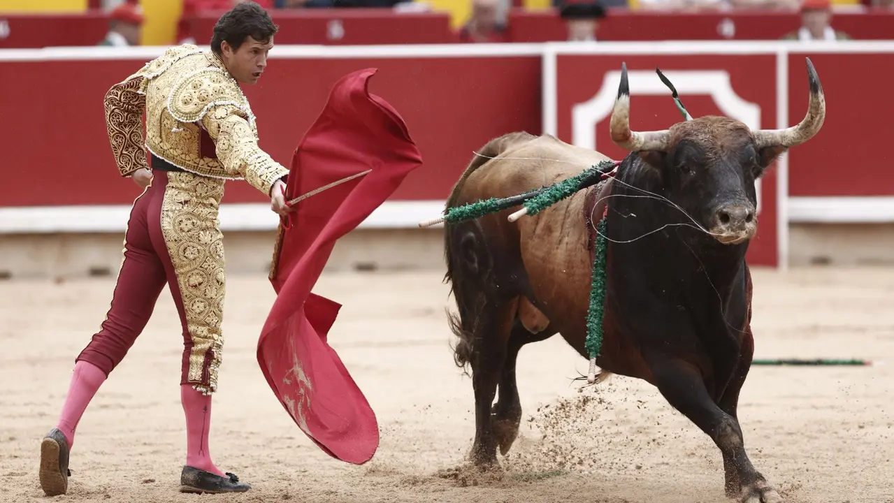 El torero Daniel Luque durante la lidia a su primer toro de la tarde en la tercera de abono de la Feria de Toro de los Sanfermines 2025 con toros de la ganadería gaditana de Fuente Ymbro y en la que comparte cartel con los diestros Miguel Angel Perera y Alejandro Talavante. EFE/Jesús Diges