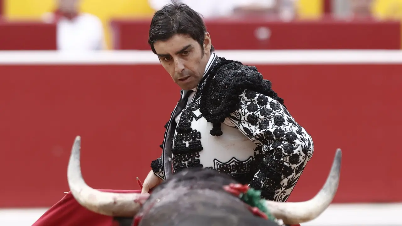 El torero Miguel Angel Perera durante la lidia a su segundo toro de la tarde en la tercera de abono de la Feria de Toro de los Sanfermines 2025 con toros de la ganadería gaditana de Fuente Ymbro y en la que comparte cartel con los diestros Alejandro Talavante y Daniel Luque. EFE/Jesús Diges