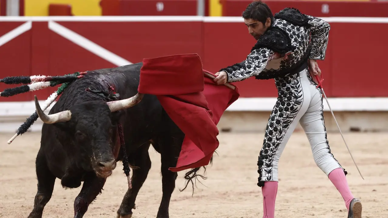 El torero Miguel Angel Perera durante la lidia a su segundo toro de la tarde en la tercera de abono de la Feria de Toro de los Sanfermines 2025 con toros de la ganadería gaditana de Fuente Ymbro y en la que comparte cartel con los diestros Alejandro Talavante y Daniel Luque. EFE/Jesús Diges