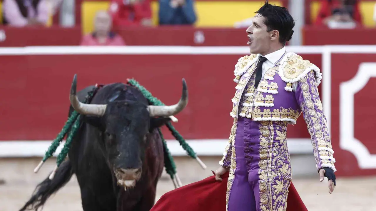 El torero Alejandro Talavante durante la lidia a su segundo toro de la tarde en la tercera de abono de la Feria de Toro de los Sanfermines 2025 con toros de la ganadería gaditana de Fuente Ymbro y en la que comparte cartel con los diestros Miguel Angel Perera y Daniel Luque. EFE/Jesús Diges