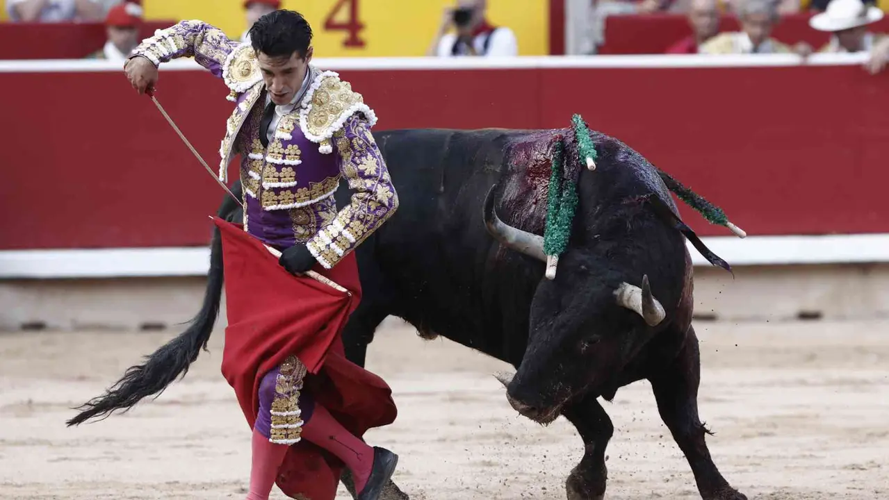 El torero Alejandro Talavante durante la lidia a su segundo toro de la tarde en la tercera de abono de la Feria de Toro de los Sanfermines 2025 con toros de la ganadería gaditana de Fuente Ymbro y en la que comparte cartel con los diestros Miguel Angel Perera y Daniel Luque. EFE/Jesús Diges
