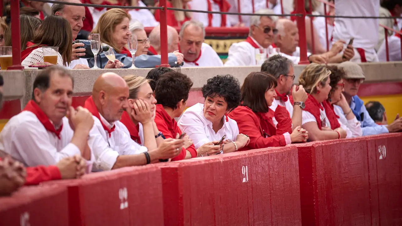 Ambiente durante la primera corrida de toros de San Fermín 2025 con toros de Fuente Ymbro para Miguel Ángel Perera, Talavante y Daniel Luque. PABLO LASAOSA