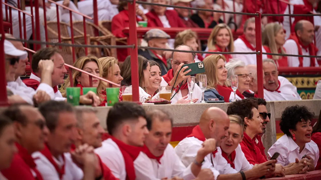 Ambiente durante la primera corrida de toros de San Fermín 2025 con toros de Fuente Ymbro para Miguel Ángel Perera, Talavante y Daniel Luque. PABLO LASAOSA