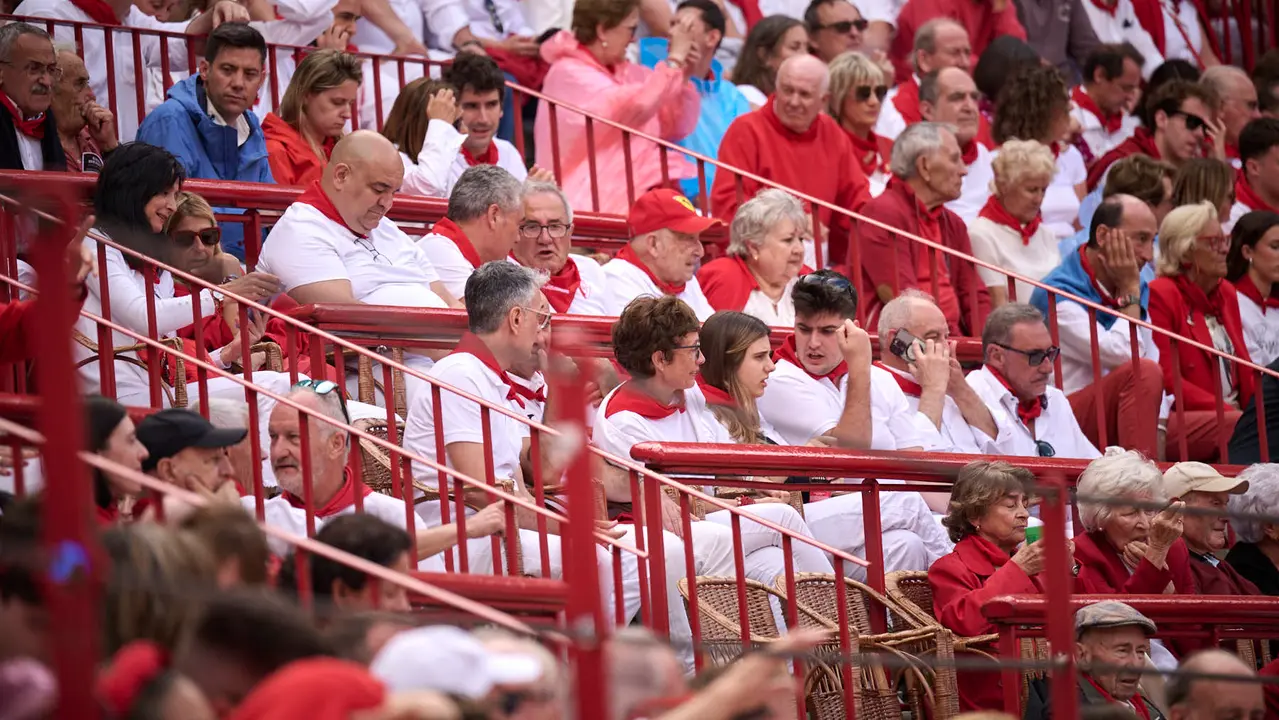 Ambiente durante la primera corrida de toros de San Fermín 2025 con toros de Fuente Ymbro para Miguel Ángel Perera, Talavante y Daniel Luque. PABLO LASAOSA