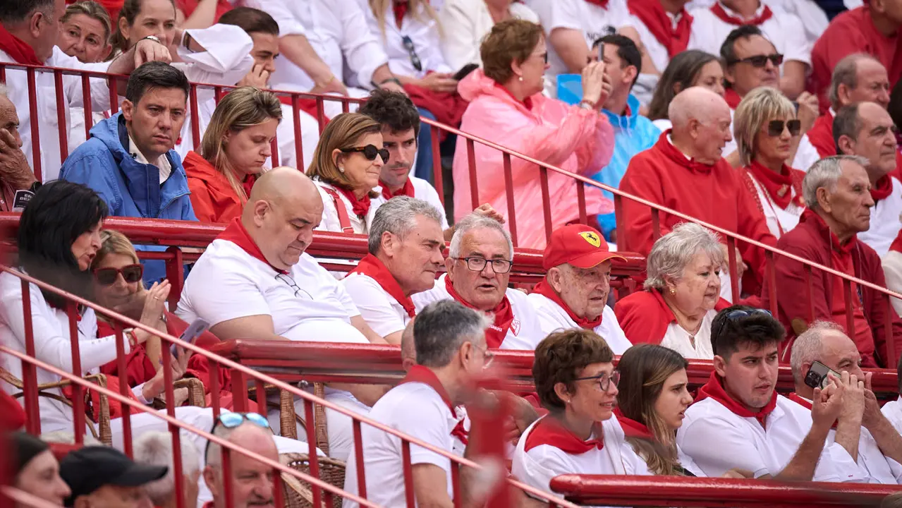 Ambiente durante la primera corrida de toros de San Fermín 2025 con toros de Fuente Ymbro para Miguel Ángel Perera, Talavante y Daniel Luque. PABLO LASAOSA