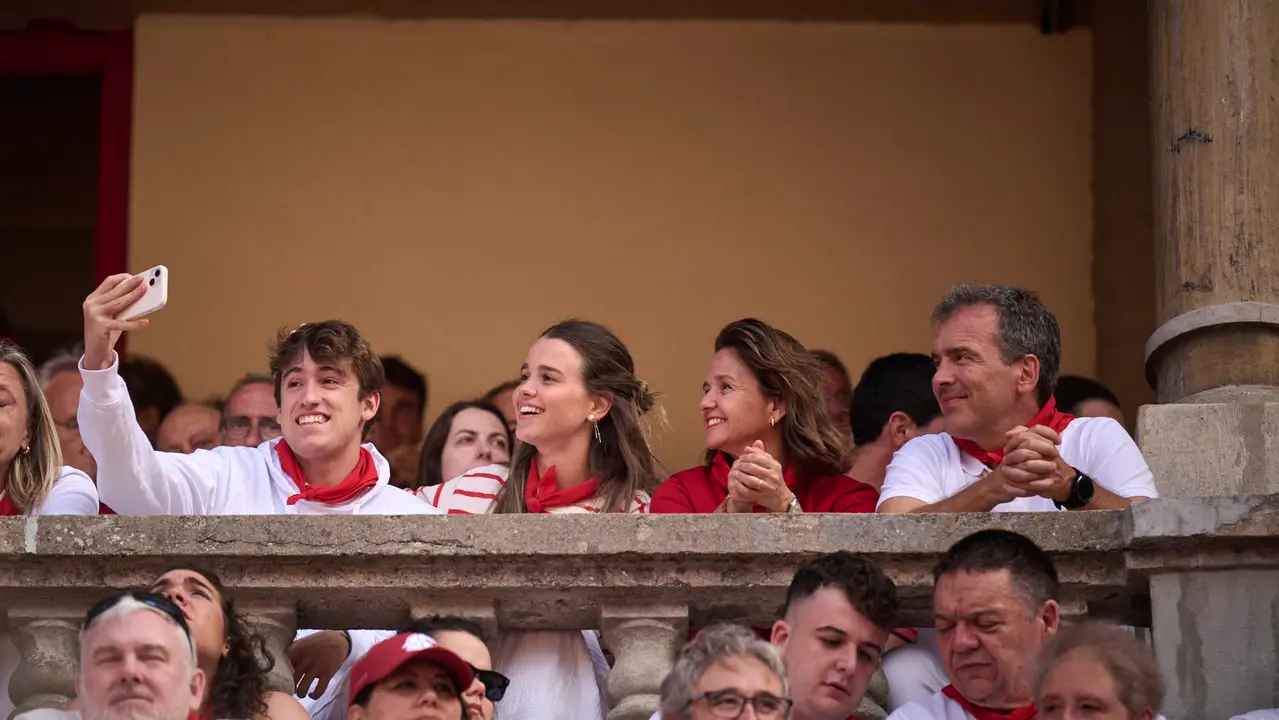 Ambiente durante la primera corrida de toros de San Fermín 2025 con toros de Fuente Ymbro para Miguel Ángel Perera, Talavante y Daniel Luque. PABLO LASAOSA