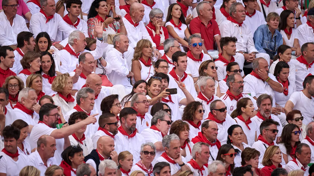 Ambiente durante la primera corrida de toros de San Fermín 2025 con toros de Fuente Ymbro para Miguel Ángel Perera, Talavante y Daniel Luque. PABLO LASAOSA