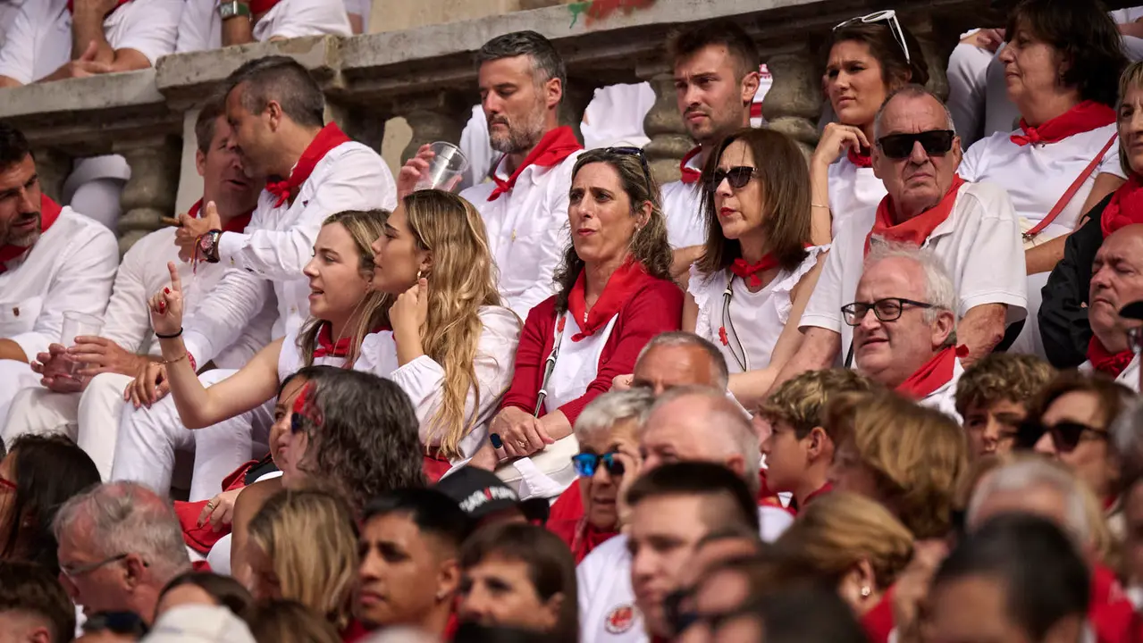 Ambiente durante la primera corrida de toros de San Fermín 2025 con toros de Fuente Ymbro para Miguel Ángel Perera, Talavante y Daniel Luque. PABLO LASAOSA